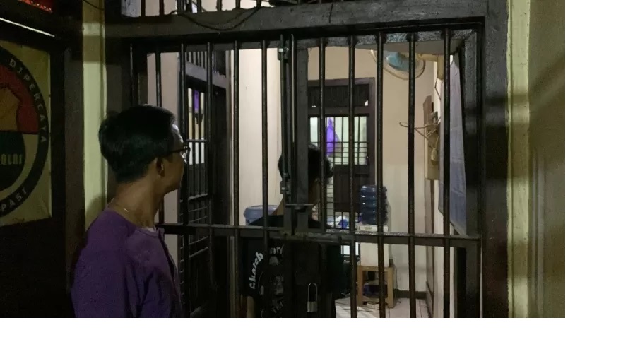 DITAHAN: Pelaku kasus hilangnya anak SD di Landasan Ulin, Kota Banjarbaru ditahan di Polsek Liang Anggang, tadi malam.