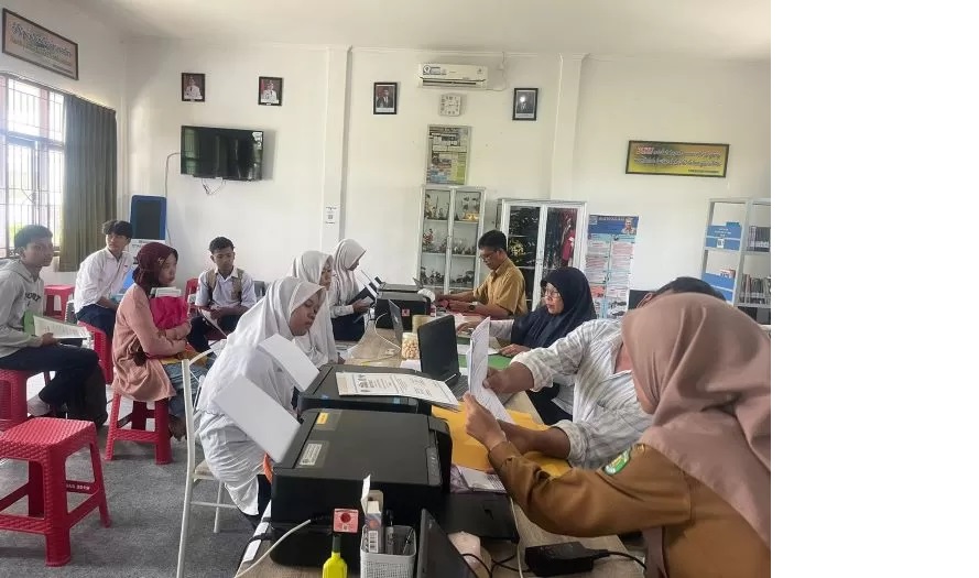 PROSES MASUK. Para pelajar SMP yang tinggal di Palaran mendaftar melalui jalur zonasi di SMAN 6 Palaran. Di kecamatan ini hanya ada satu SMA negeri. Banyak lulusan SMP yang tidak tertampung sekolah