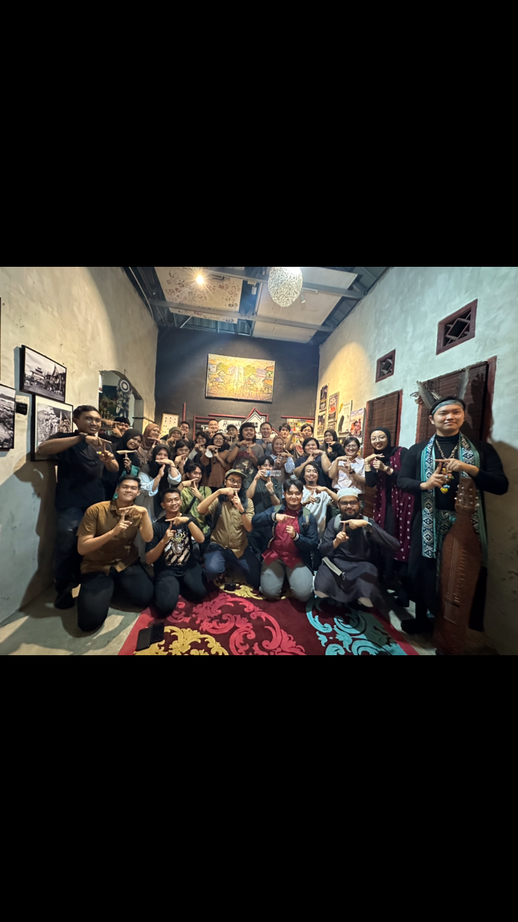 DISKUSI: Yayasan Tirtonegoro menjadi tuan rumah kunjungan yang diisi dengan penjelasan misi kebudayaan serta diskusi, Senin (1/7/2024)