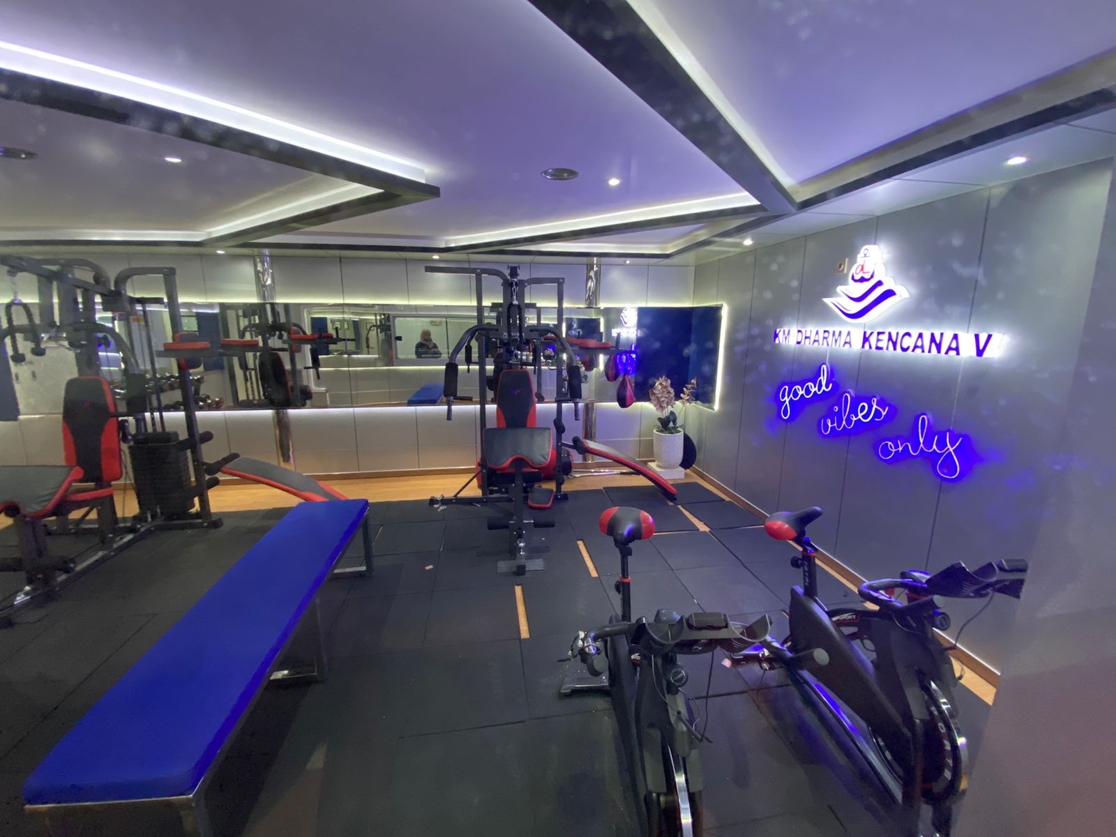 Fasilitas pusat kebugaran yang ada di KM Dharma Kencana V
