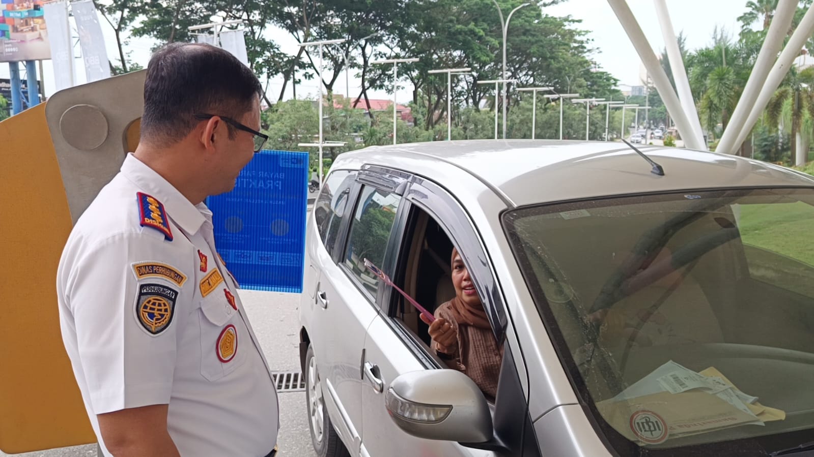 NONTUNAI: Dishub Samarinda melakukan peninjauan penerapan sistem parkir nontunai di tiga mal, Senin (1/7).