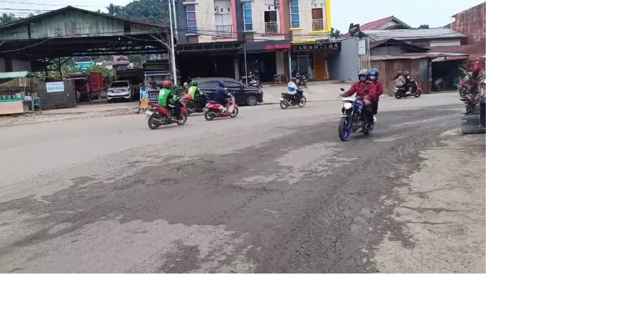 JATUH. Kondisi aspal Jalan Merdeka di Kelurahan Sungai Pinang Dalam, Kecamatan Sungai Pinang, yang mengelupas. Kondisi ini membahayakan pengendara, terutama roda dua. (kis)