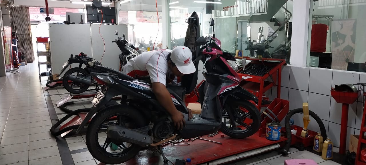 PILIH BENGKEL RESMI: Servis motor di bengkel resmi dilakukan dengan standardisasi pabrik.