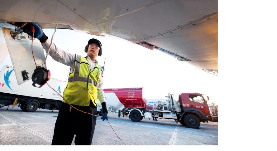 Petugas tengah mengisi avtur sebuah pesawat (Istimewa)