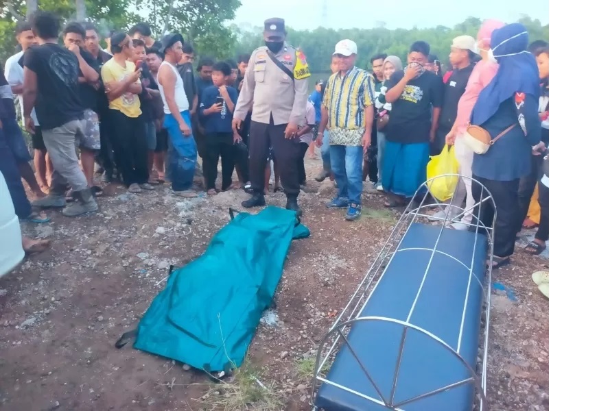 EVAKUASI: Warga bersama apparat Polsek Kelumpang Hilir mengevakuasi jasad MI (26). (Foto: Humas Polres untuk Radar Banjarmasin.)
