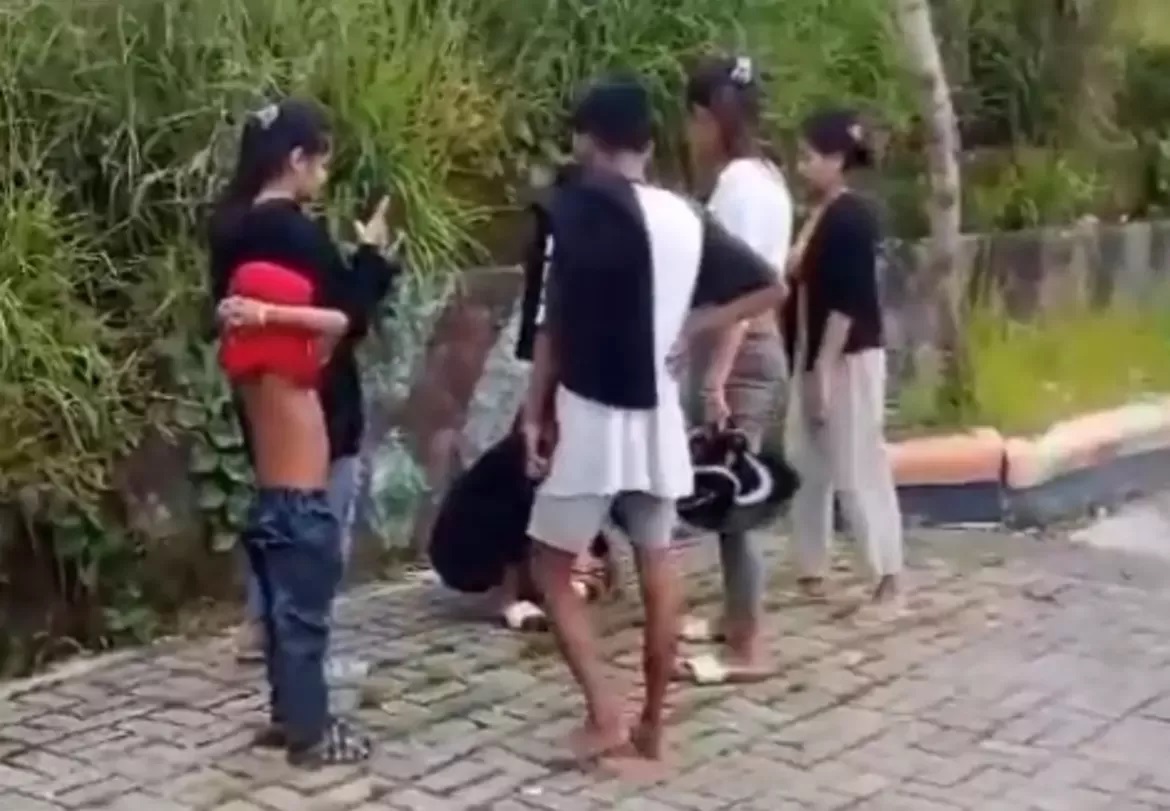 Tangkapan layar pengeroyokan remaja di Banjarbaru