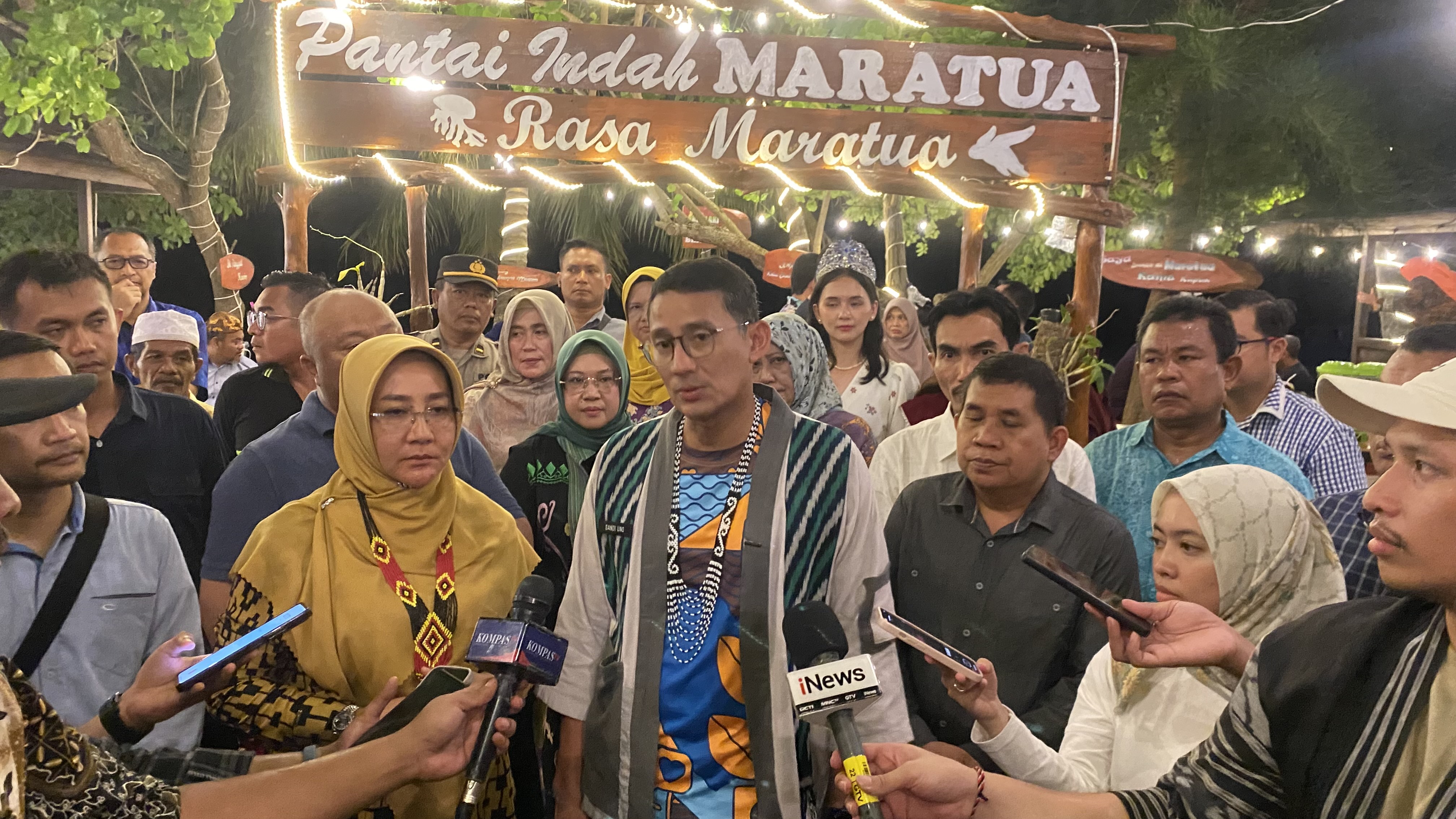 JARINGAN INTERNET: Sandiaga Uno meninjau UMKM di Kampung Teluk Harapan, Maratua, Kabupaten Berau, Selasa (2/7/2024) malam.