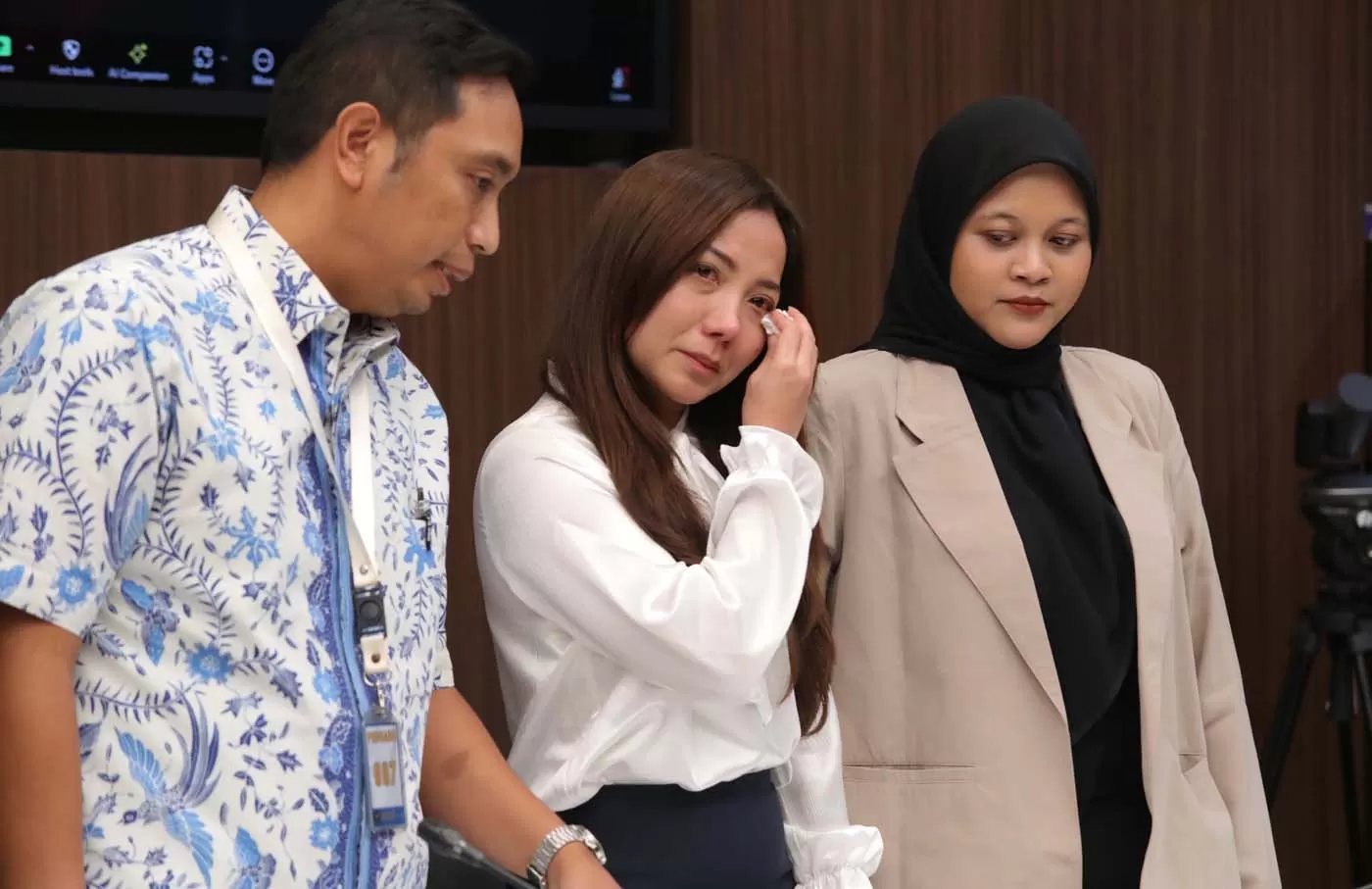 Anggota Panitia Pemilihan Luar Negeri (PPLN) Den Haag, Belanda, berinisial CAT sebagai Pengadu korban asusila Ketua KPU Hasyim Asyari