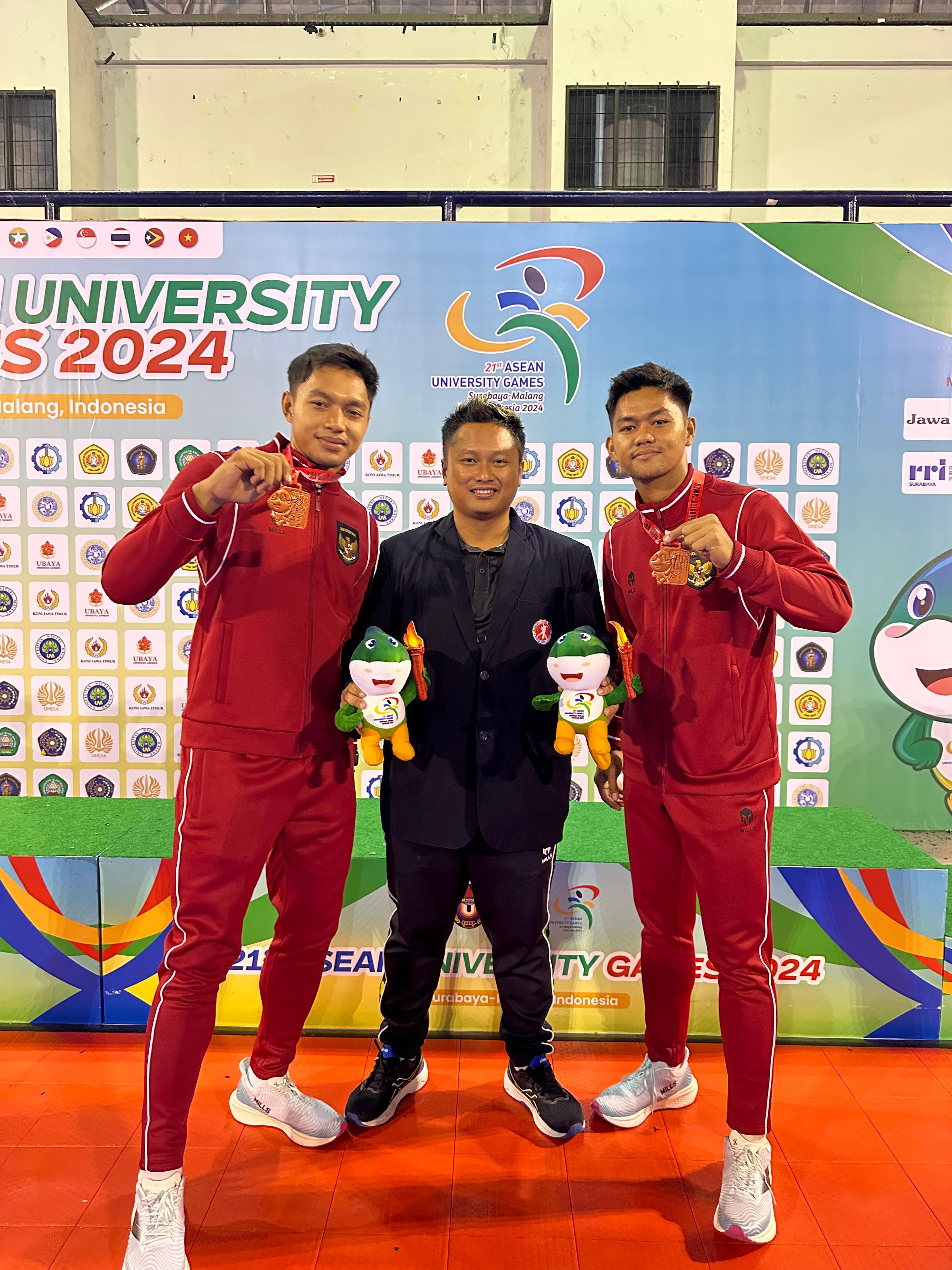 PENGALAMAN BERHARGA: Derril (kanan) dan M Aryasatya (kiri) bersama Dwi Chandra Hariwibowo usai menerima medali pada ASEAN University Games 2024 di Surabaya.