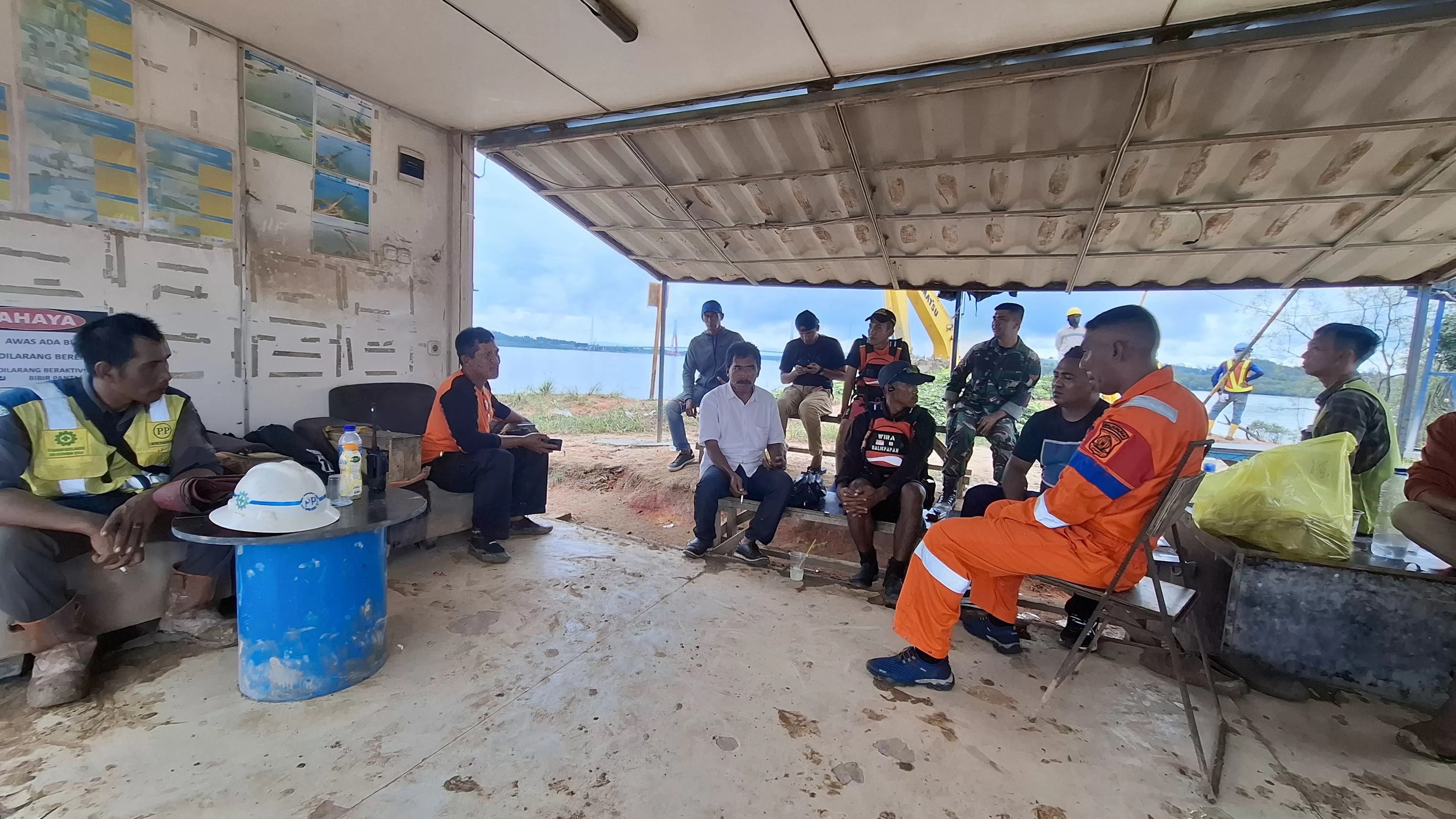 TETAP DIPANTAU : Debriefing penutupan pencarian oleh seluruh unsur SAR gabungan di sekitar lokasi kawasan Jembatan Pulau Balang, Rabu (3/7) sore. (Foto: Ist)