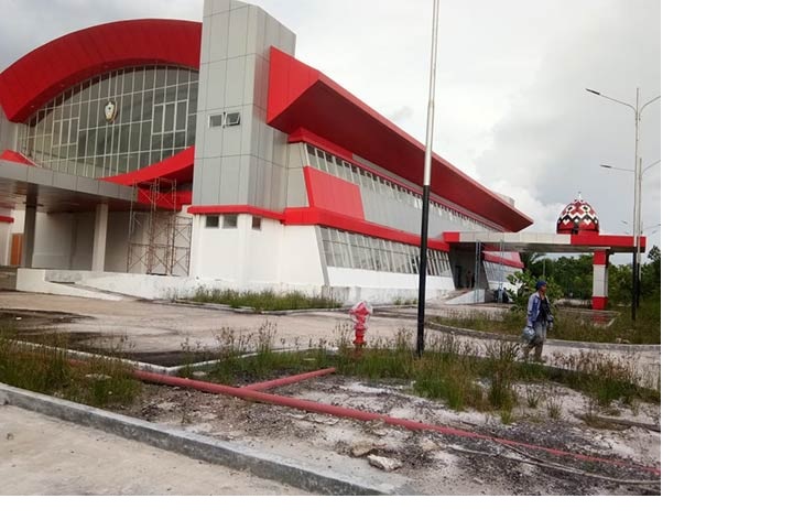 GEDUNG EXPO: Lokasi pengerjaan proyek Gedung Expo Sampit di Jalan Tjilik Riwut, seberang Stadion 29 November (HENY/RADAR SAMPIT)