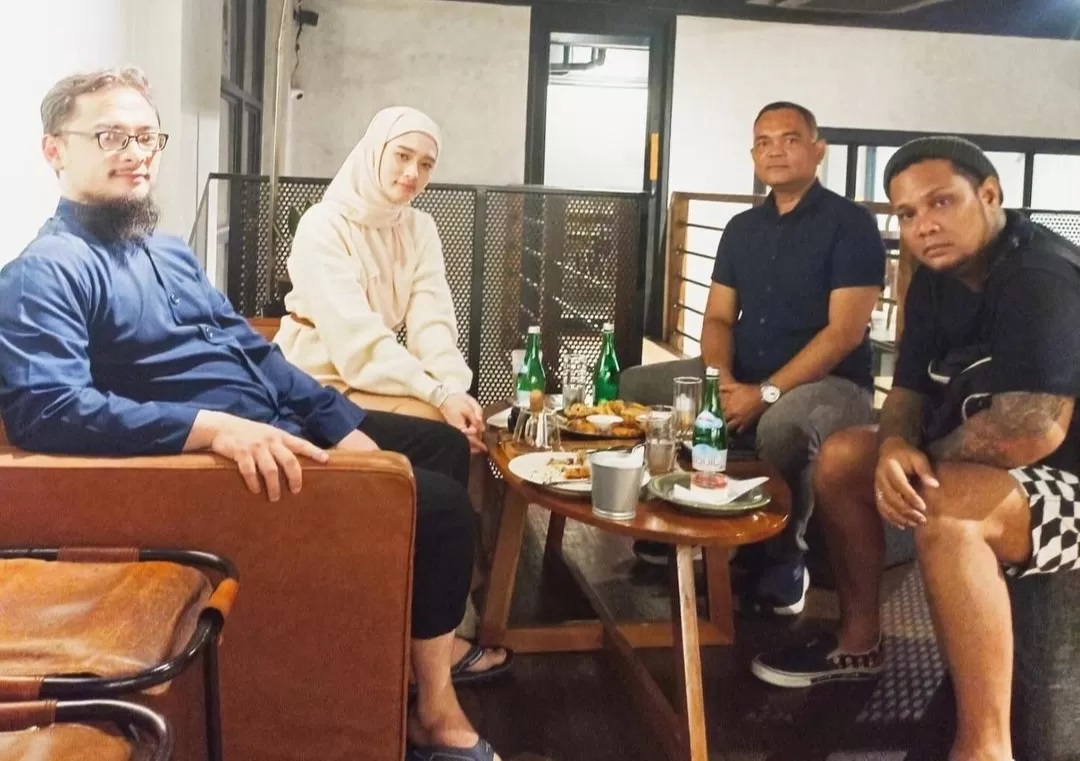 Virgoun dan Inara Rusli didampingi perwakilan keluarga keduanya bertemu dan membicarakan masalah perdamaian. (Instagram: mommy_starla)