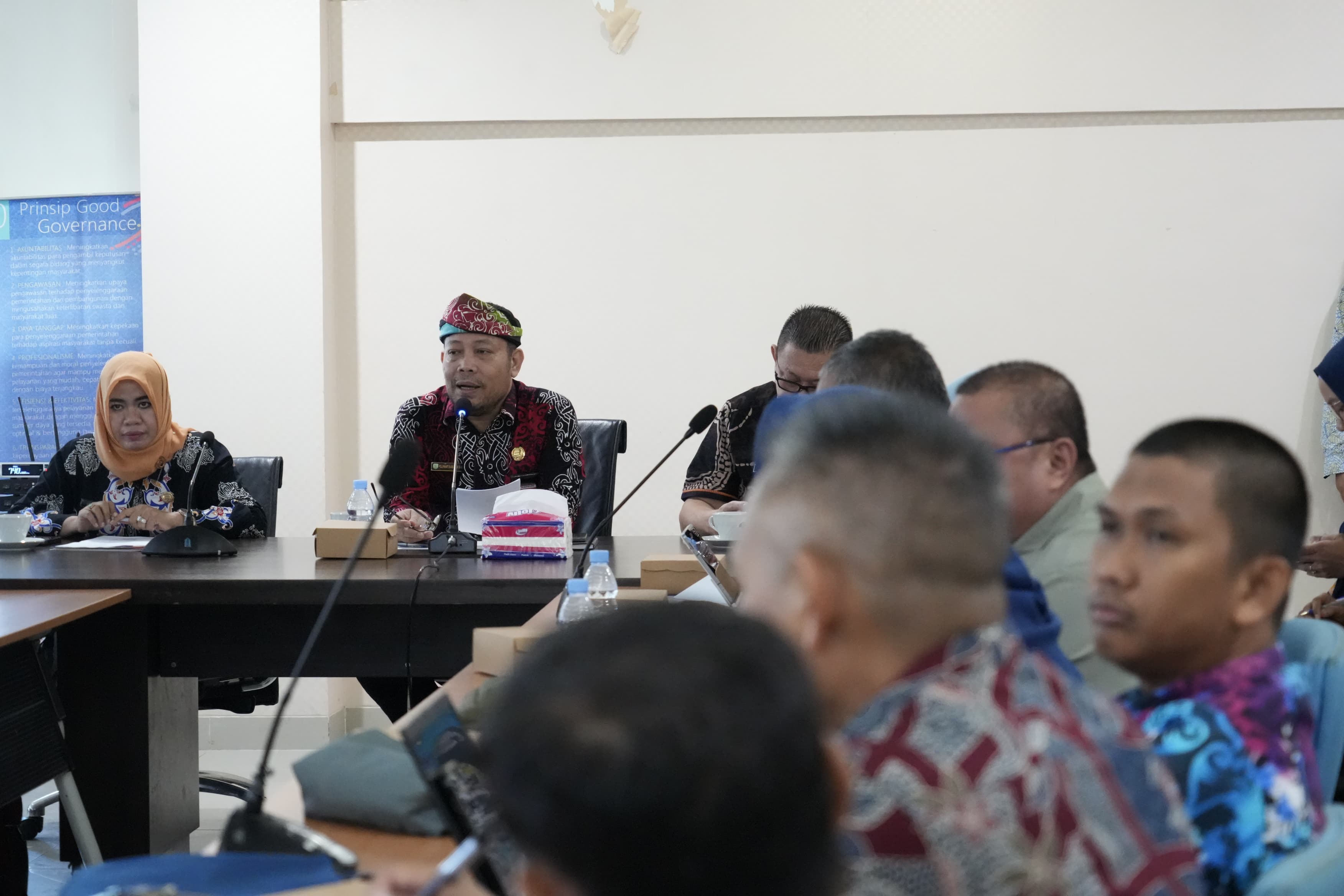 EFEKTIVITAS : Asisten Bidang Administrasi Umum Provinsi Kalimantan Utara, Pollymaart Sijabat, SKM., M.AP, membuka Rapat Evaluasi dan Rekonsiliasi Penerimaan Retribusi Daerah untuk periode Triwulan II
