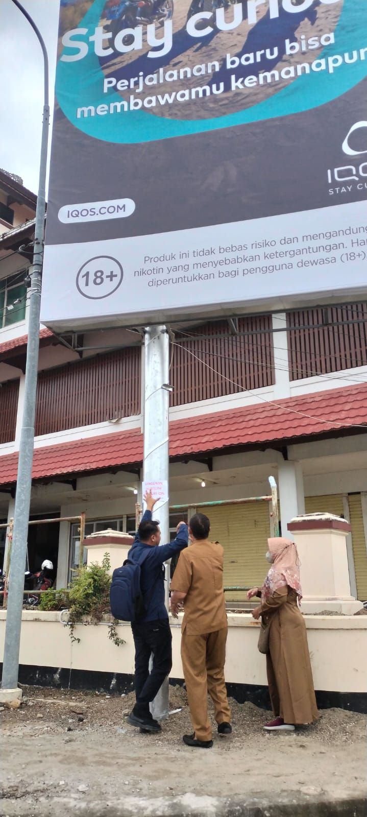 PENDATAAN: DPMPTSP Paser menempelkan stiker ke seluruh titik reklame tak berizin di Kabupaten Paser.&nbsp;