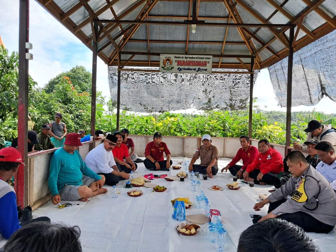 Bupati Kukar Edi Damansyah saat menemui para petani yang tergabung di Kelompok Tani Parahyangan Desa Jembayan (Elmo/Prokal.co)