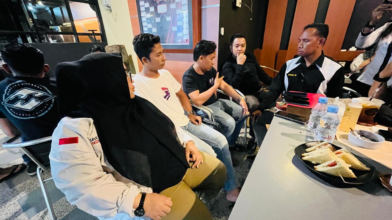 MENGADUKAN: Pihak keluarga almarhumah Nadhifa Putri Amira didampingi TRC PPA Kaltim melaporkan pihak RSUD AW Sjahranie ke Polresta Samarinda lantaran dianggap lalai. Foto