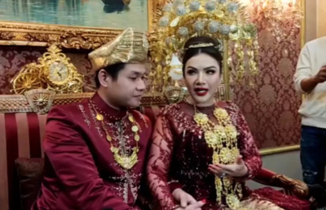 Barbie Kumalasari dan suaminya Bagus Saputra. (Abdul Rahman/ JawaPos.com)