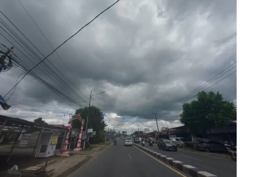 DIRUNDUNG MENDUNG: Gumpalan awan hitam menyelimuti Kota Banjarbaru pada Kamis (4/7/2024). (FOTO: FADLAN ZAKIRI/RADAR BANJARMASIN)