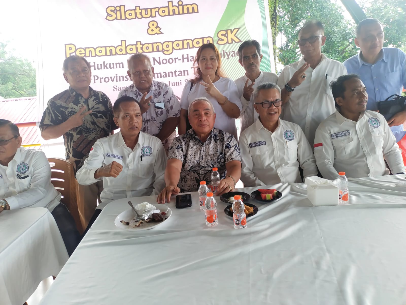 Isran salam kompak bersama Syaharie Ja&rsquo;ang.