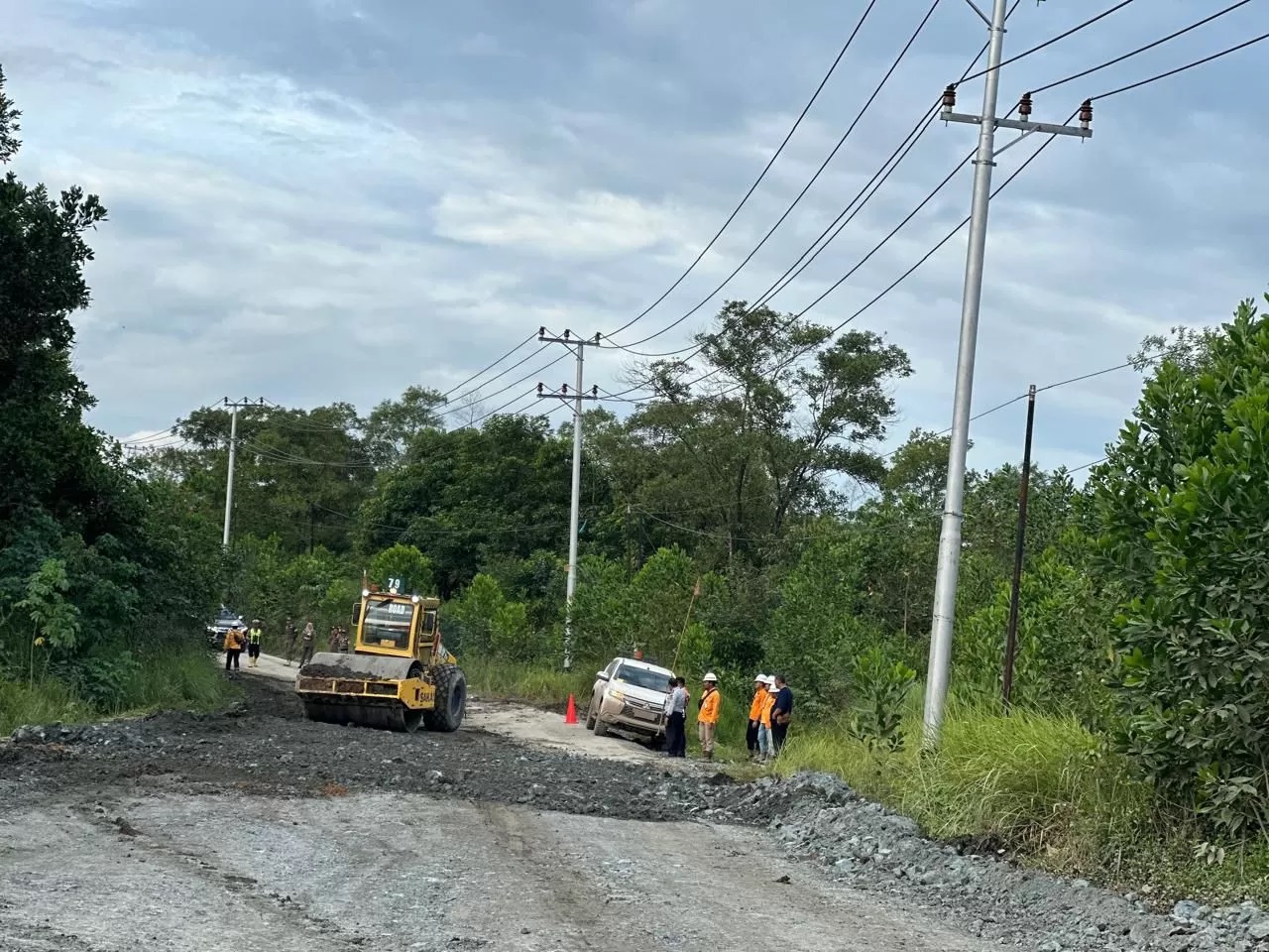 DITUNDA:Pengaspalan di jalur alternatif Km 171 terpaksa ditunda karena kondisi jalan berlumpur akibat hujan.(Foto:Dinas PUPR Tanbu untuk Radar Banjarmasin)