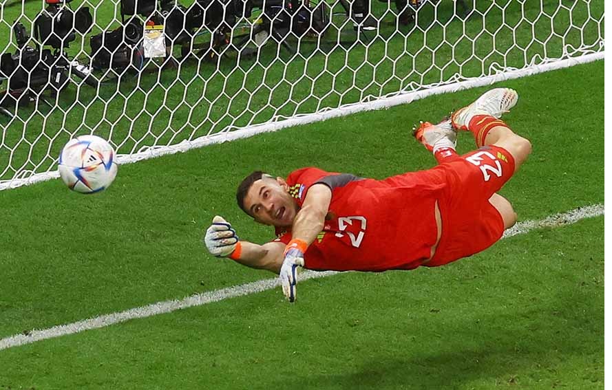 MEMANG JAGO: Emiliano Martinez menepis sepakan penalti.