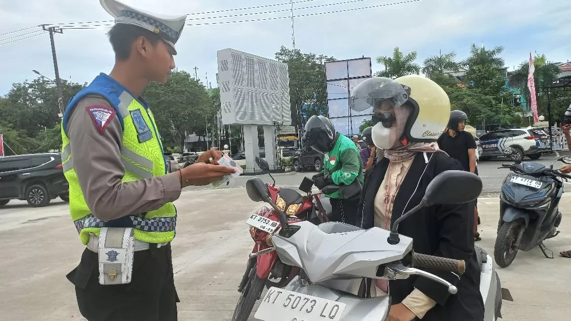 BENTUK DISIPLIN: Petugas mengecek kelengkapan surat kepada pengendara. (Foto: Ist)