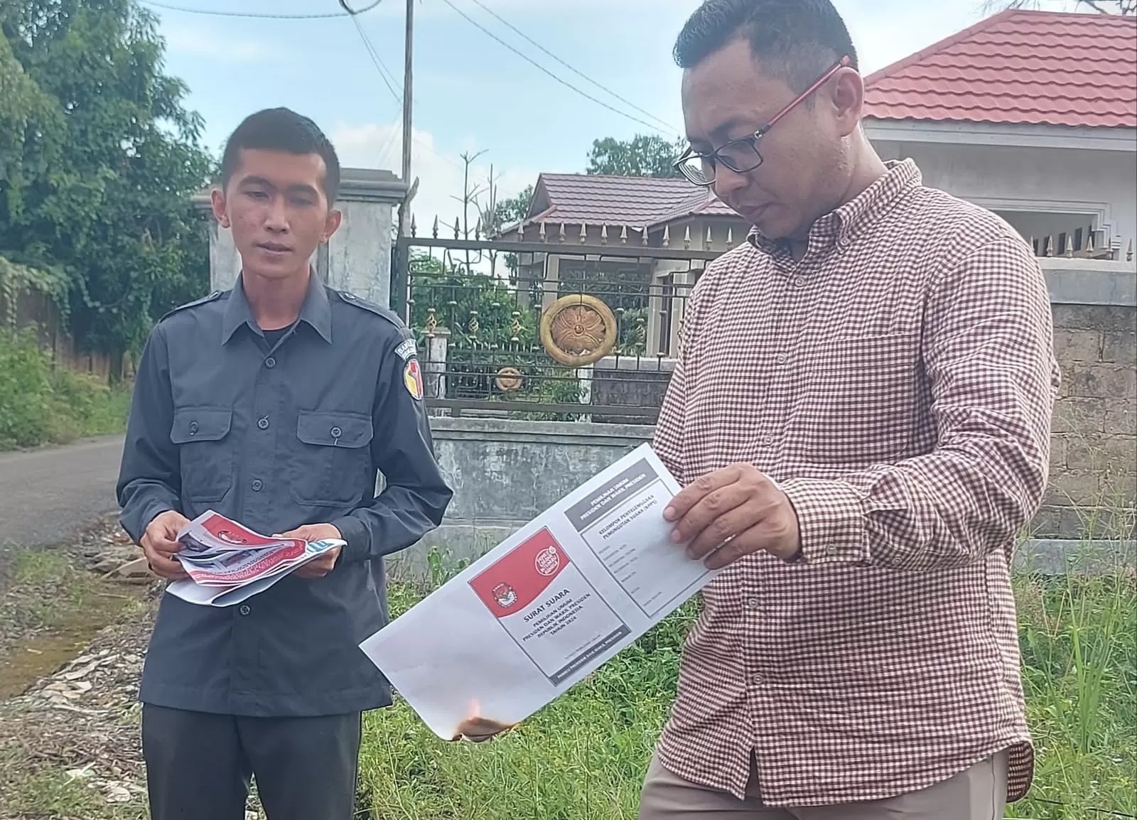 DILAPORKAN MASYARAKAT:Rozy Maulana (kanan) dilengserkan sebagai Ketua KPU Banjarbaru.(Foto:M Fadlan Zakiri/Radar Banjarmasin)