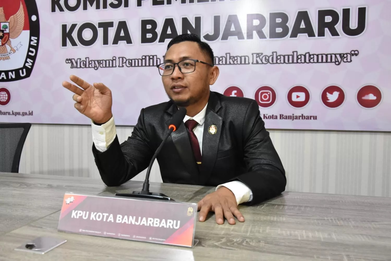 BUKAN DIKUDETA:Komisioner KPU Kota Banjarbaru, Rozy Maulana ketika masih menjabat sebagai Ketua di jajaran KPU Kota Banjarbaru.(Foto:Fadlan Zakiri/Radar Banjarmasin)