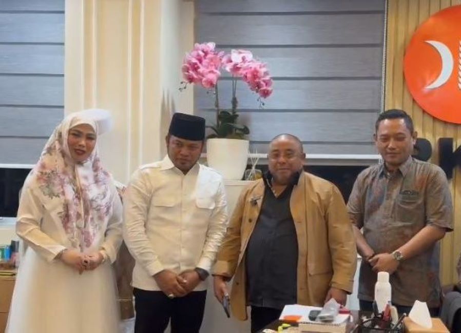 Sekjen DPP PKS Aboe Bakar Al-Habsyi diapit Rudy Mas&rsquo;ud bersama sang istri, Syarifah Suraidah Abidin, dan Seno Aji.