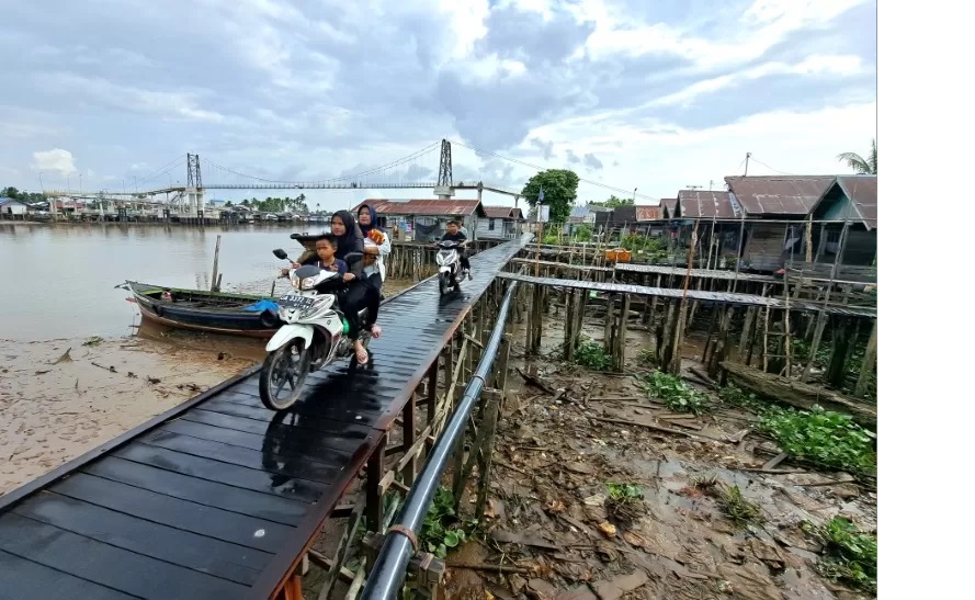 AKSES UTAMA: Titian di Pulau Bromo, Banjarmasin Selatan. Titian ulin ini menjadi akses utama penduduk Pulau Bromo. (FOTO: WAHYU RAMADHAN/RADAR BANJARMASIN)