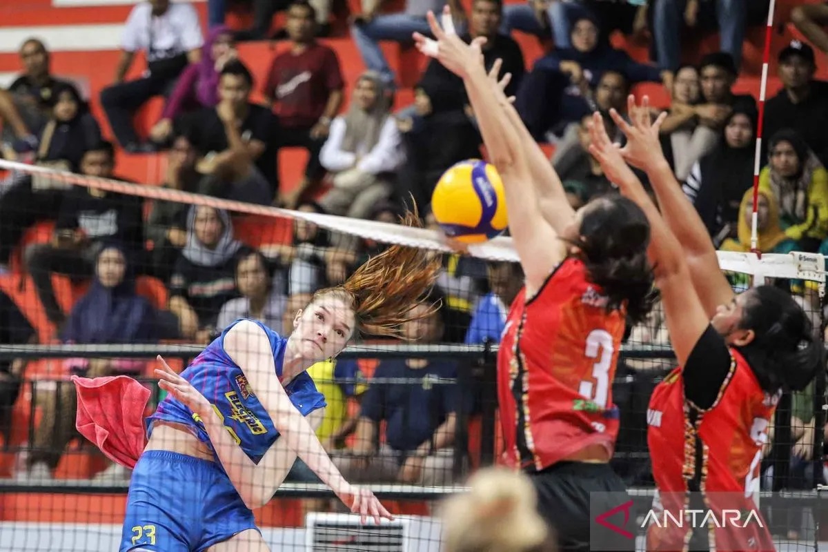 Marina Markova lakukan smes.