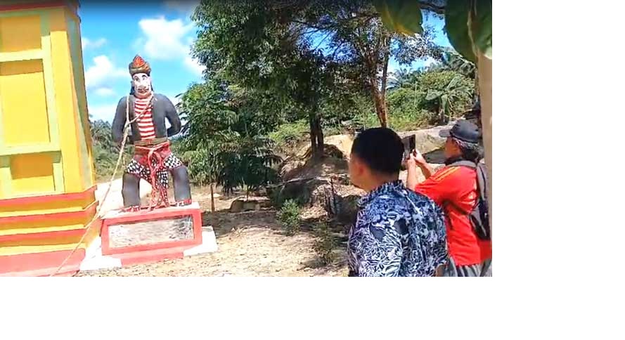 KESENIAN: Pemerintah Desa Mekar Mulya, Kecamatan Sematu Jaya, Kabupaten Lamandau, merobohkan patung warok di tugu selamat datang, Kamis (4/7/2024) siang.