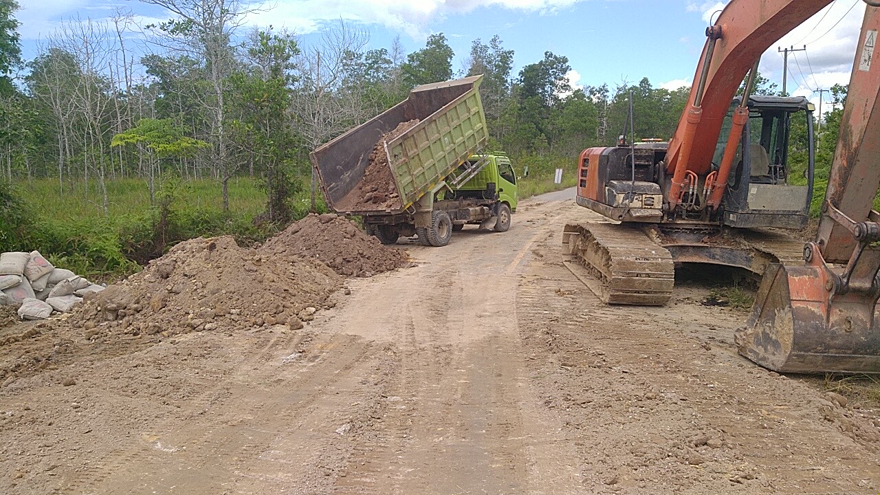 PENANGANAN: Kondisi jalan ambles di RT 13, Tanjung Batu, Kabupaten Berau, kini telah ditangani dengan pemasangan jembatan bailey untuk sementara.