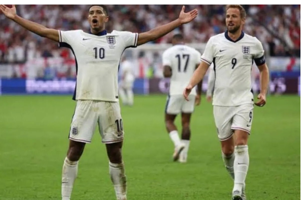 Selebrasi Jude Bellingham (kanan) setelah mencetak gol penyeimbang untuk Timnas Inggris dalam pertandingan babak 16 besar lawan Slowakia pada Minggu (30/6/2024). ANTARA/AFP/Adrian Dennis
