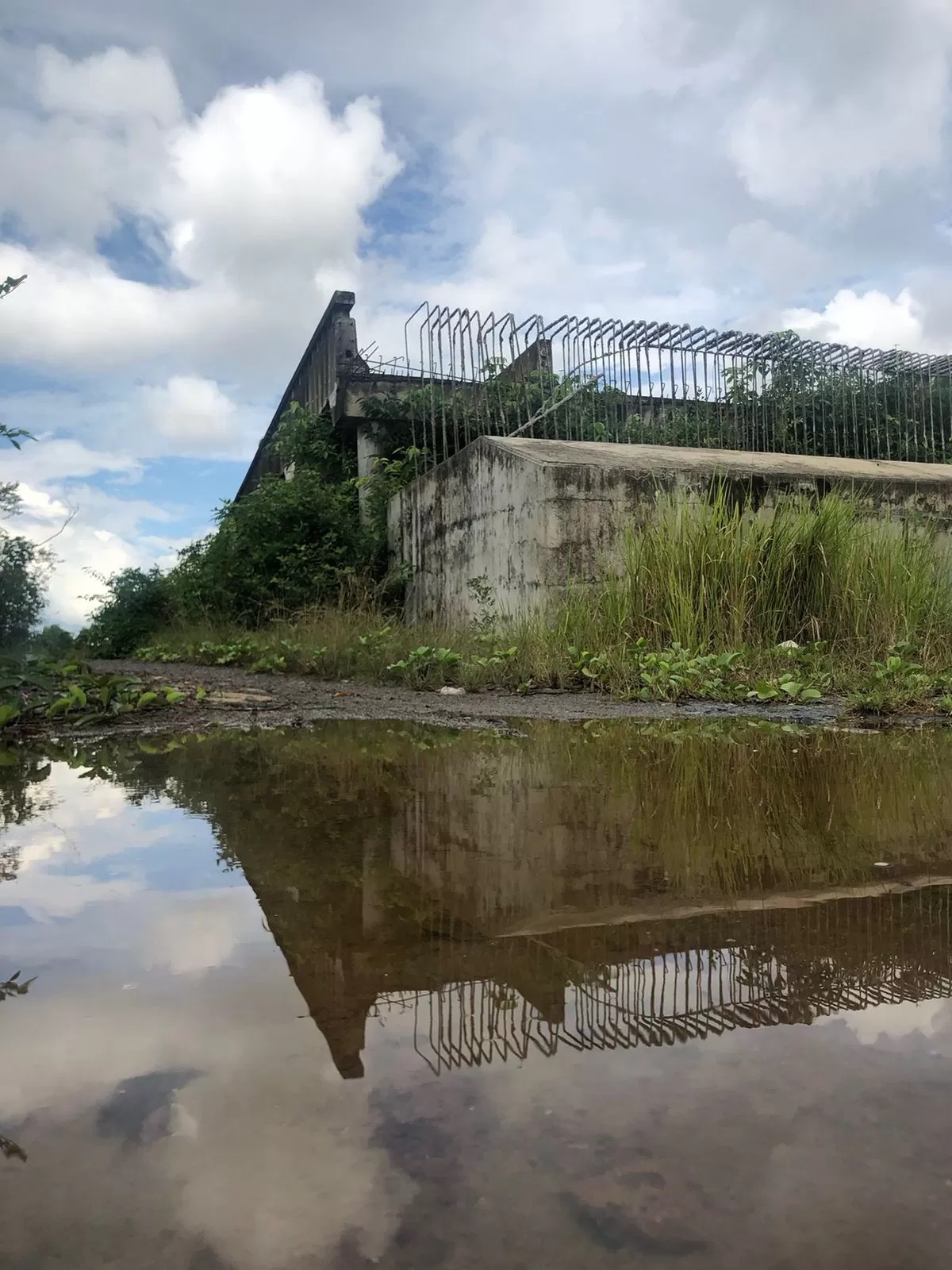 MANGKRAK: Kondisi jembatan Kotabaru Tanah Bumbu yang mangkrak di Tanjung Serdang Desa Salino Kecamatan Pulau Laut Tengah.(Foto:Jumain/Radar Banjarmasin)