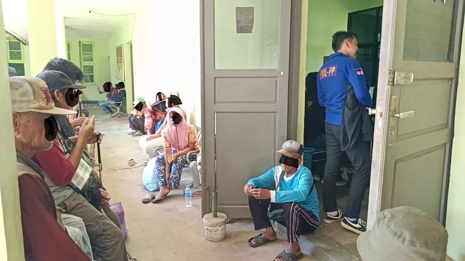 TERJARING: Puluhan PMKS ditertibkan Satpol PP Banjarbaru, Jumat (5/7/2024) (Foto: Sheilla Farazela/Radar Banjarmasin)