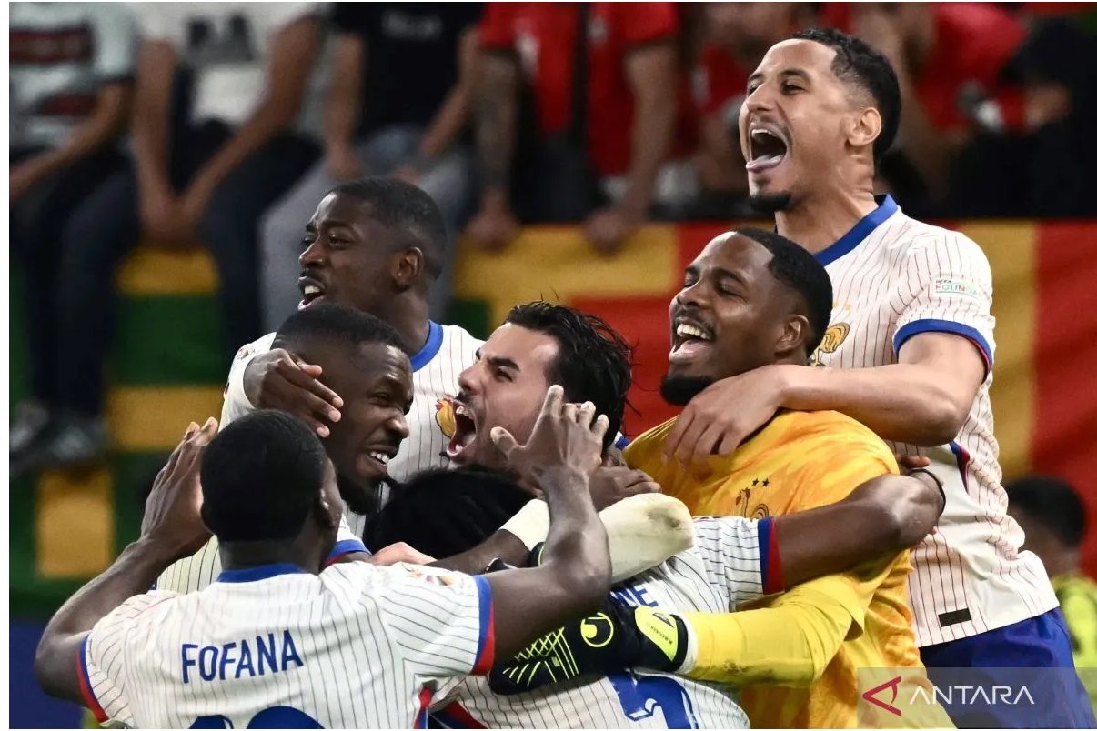 Para pemain timnas Prancis (ki-ka) Youssouf Fofana, Marcus Thuram, Ousmane Dembele, Jules Kounde, Theo Hernandez, Mike Maignan, dan William Saliba merayakan kemenangan atas Portugal.
