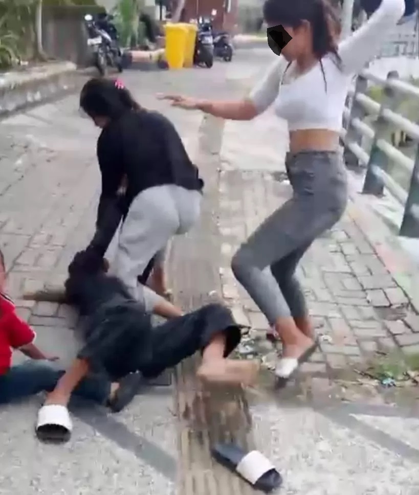 PENGEROYOKAN: Aksi pengeroyokan oleh tiga remaja terhadap seorang anak perempuan berusia 13 tahun di Siring Sungai Kemuning yang viral di media sosial pada 1 Juli 2024 lalu. (FOTO: TANGKAPAN LAYAR VID