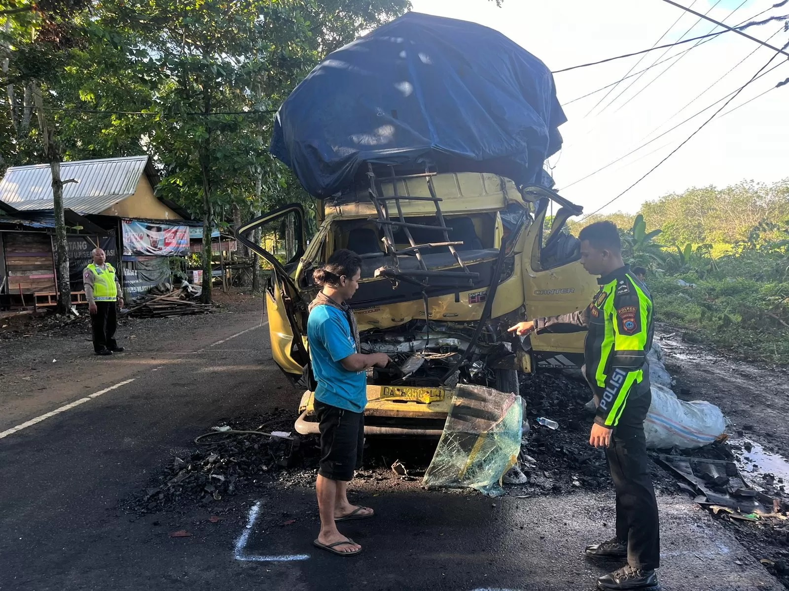 RINGSEK: Penampakan truk yang ringsek akibat tabrakan di dekat rest area Gunung Kayangan, Pelaihari pada Jumat (5/7). (Foto : Satlantas Polres Tala untuk Radar Banjarmasin)