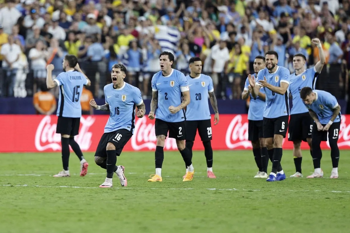 Pemain timnas Uruguay merayakan kemenangan adu penalti atas Brazil pada perempat final Copa Amerika di Allegiant Stadium, 6 Juli 2024. ANTARA/AFP/KEVORK DJANSEZIAN)