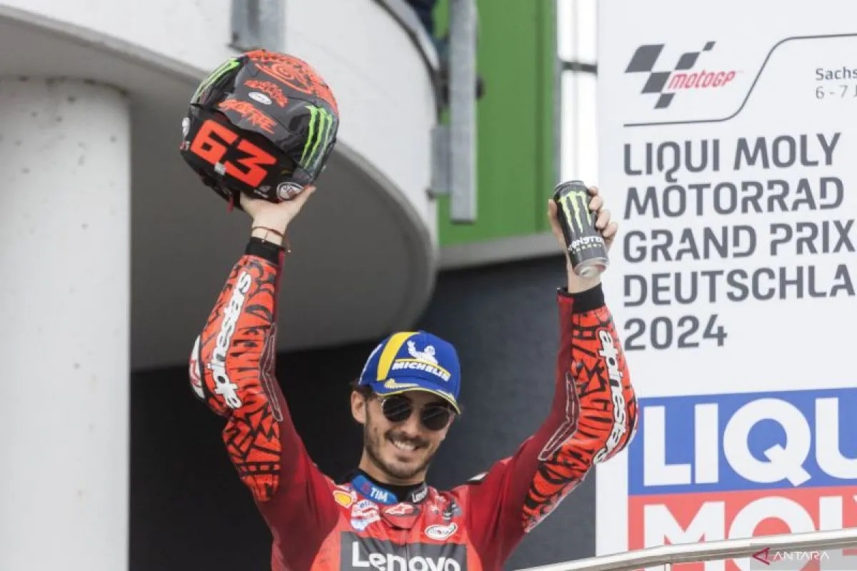 Pembalap Ducati Lenovo Team Francesco Bagnaia merayakan kemenangannya di Moto GP Jerman, di Sirkuit Sachsenring, Minggu (7/7/2024). (ANTARA/AFP/RADEK MICA)