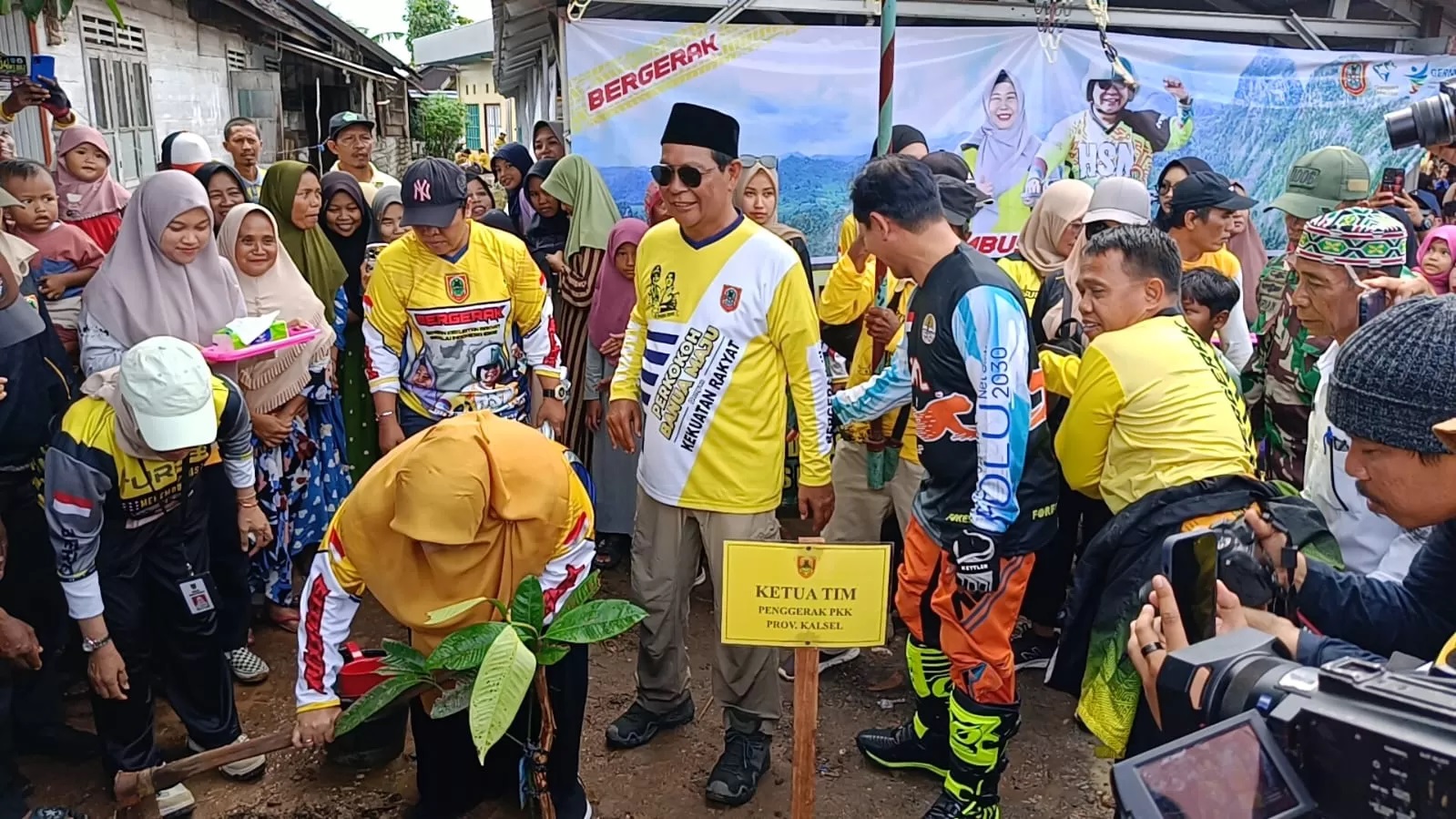 MERIAH: Warga Antusias menyambut kedatangan Gubernur Kalsel beserta tim Turdes di Desa Tajau Landung Kecamatan Sungai Tabuk Kabupaten Banjar, Sabtu (6/7) sore (Sheilla Farazela/ Radar Banjarmasin)
