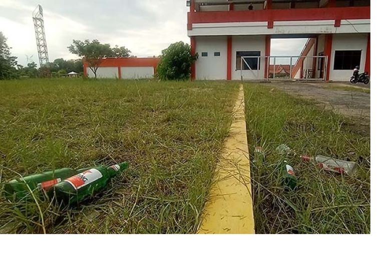 BEKAS PESTA: Beberapa botol minuman beralkohol, yang berserakan dalam areal stadion 29 Nopember Sampit, pagi Minggu (7/7/2024).