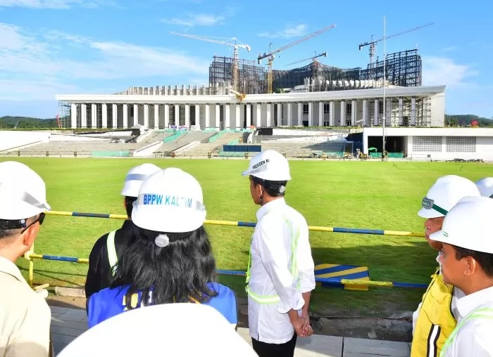 Presiden Joko Widodo dan rombongan meninjau istana negara IKN yang sedang dibangun Kementerian PUPR. (SETPRES RI.)