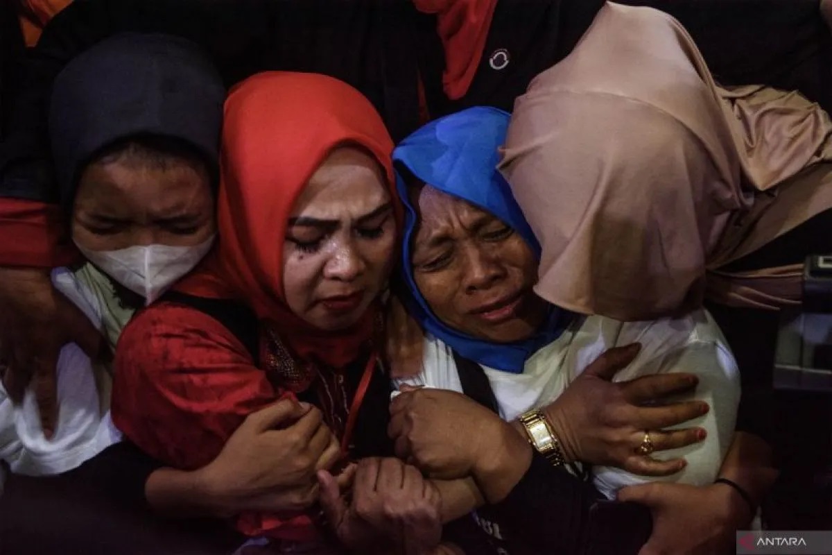 Kerabat dan tim kuasa hukum memeluk orang tua Pegi Setiawan Kartini (kedua kanan) saat mendengarkan putusan gugatan praperadilan Pegi Setiawan dalam sidang di Pengadilan Negeri Bandung, Jawa Barat.