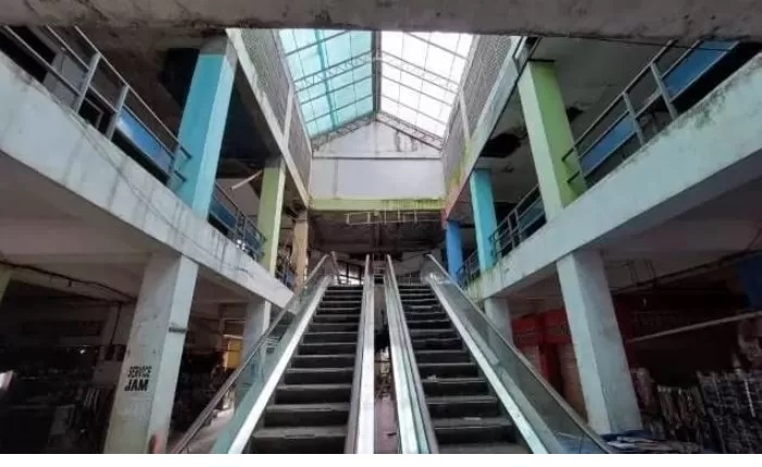 MANGKRAK:Plaza Murakata Barabai sudah puluhan tahun tak beroperasi.(Foto:Disdag HST untuk Radar Banjarmasin)