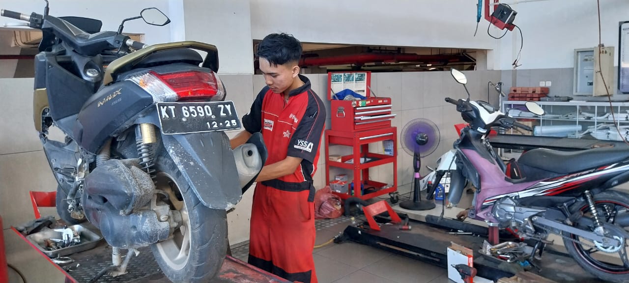 SERVIS: Mekanik di Dealer Yamaha Sentral Balikpapan melakukan pengerjaan mesin motor dengan cermat untuk setiap perawatan yang dilakukan di bengkel resmi.