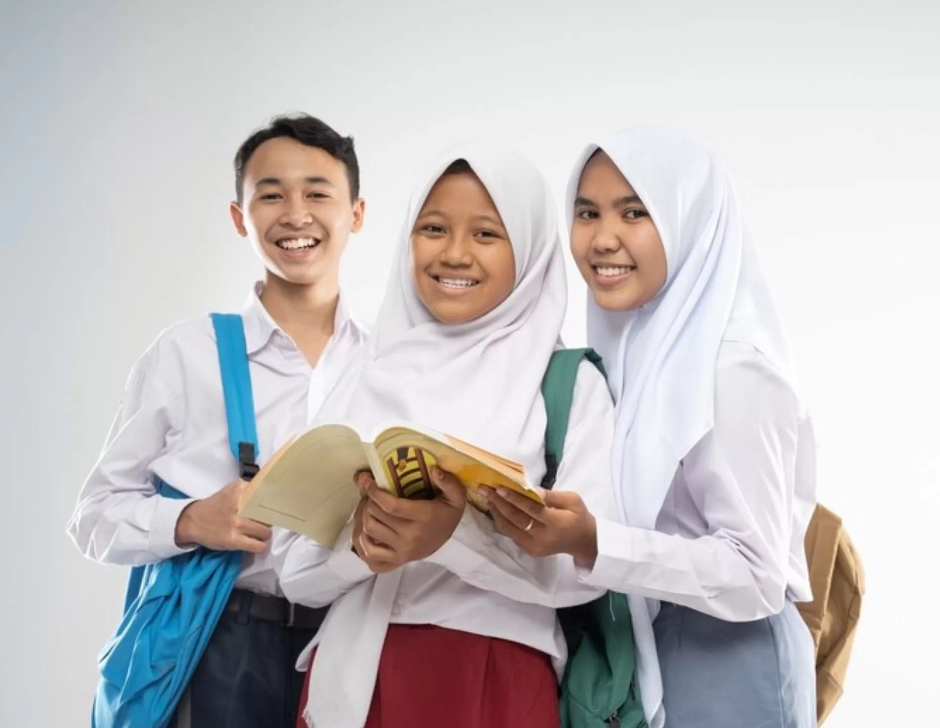 Ilustrasi. Siswa SD, SMP, dan SMA mengenakan seragam sekolah. (freepik.com/odua)