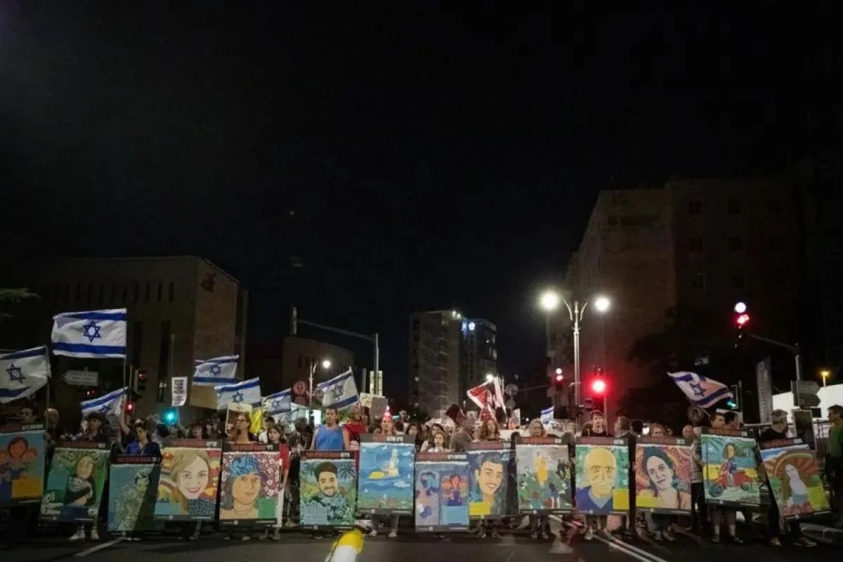 Sejumlah warga Israel membawa beragam poster saat melakukan aksi unjuk rasa di Yerusalem, pada 6 Juli 2024. Para demonstran ini menyerukan gencatan senjata dan pembebasan para sandera Israel.