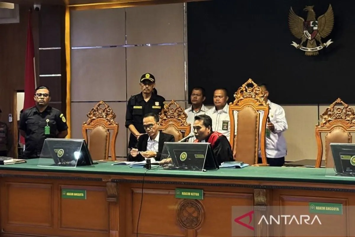 Hakim tunggal Eman Sulaeman saat sidang putusan di Pengadilan Negeri Bandung (PN) Bandung, Jawa Barat, Senin (8/7/2024). ANTARA/Rubby Jovan/am.